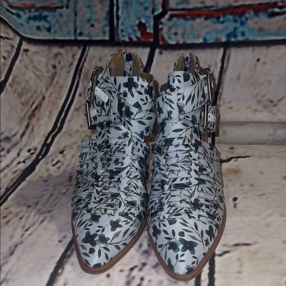 Women's Floral Cutout Ankle Boots - White/Black